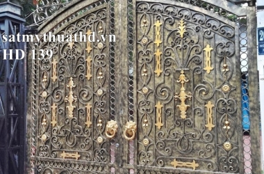 Cửa cổng sắt uốn mỹ thuật cổ điển tại Thuận An Bình Dương đẹp nao lòng năm 2022