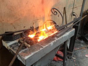 NÊN CHỌN CỬA SẮT NGHỆ THUẬT HAY CỬA NHÔM ĐÚC