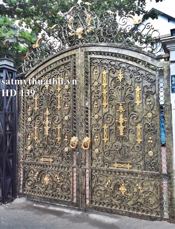 Cửa cổng sắt uốn mỹ thuật cổ điển tại Thuận An Bình Dương đẹp nao lòng năm 2022