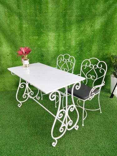 Nên lựa chọn đơn vị nhận gia công bàn ghế Bình Dương nào uy tín