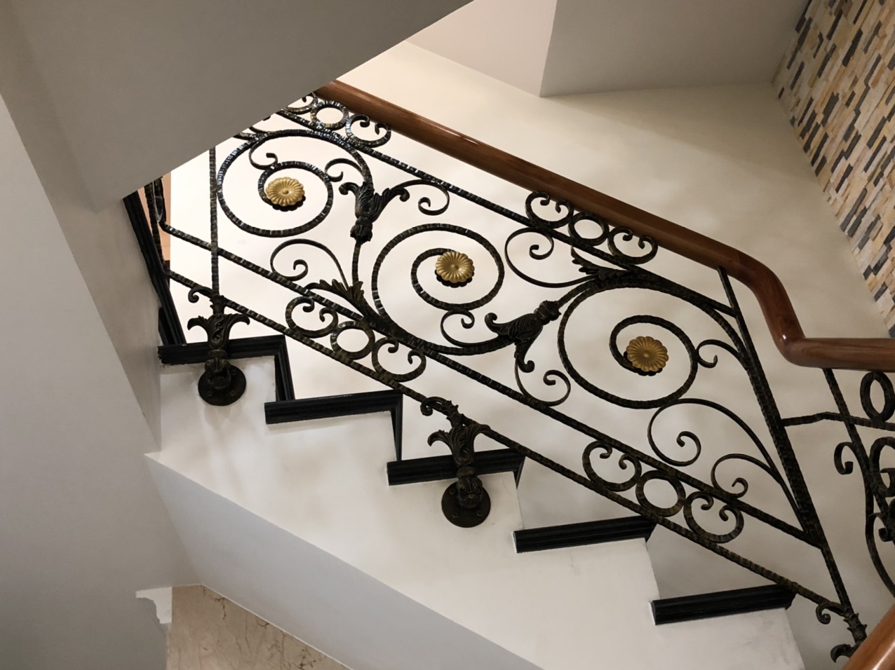Cầu thang sắt nghệ thuật là gì? Chúng có đặc tính gì?